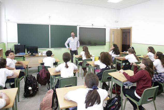 Fotos: Emoción y reencuentros en un curso escolar cambiado