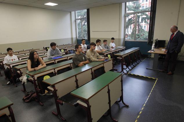 Fotos: Emoción y reencuentros en un curso escolar cambiado