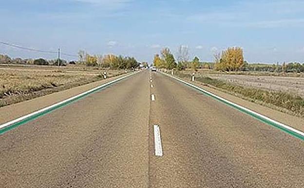 ¿Qué significan las líneas verdes y azules en la carretera?