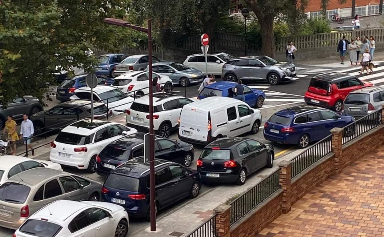 Caos de tráfico ayer por la mañana frente al colegio Montedeva. 