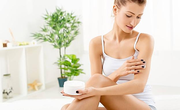 Es imprescindible echarse crema hidratante a diario