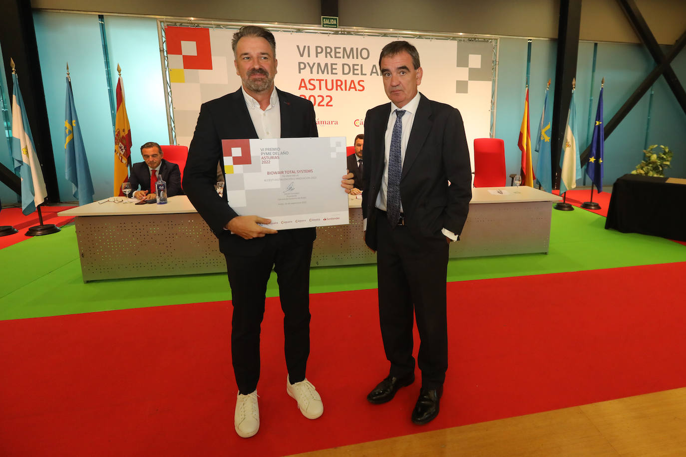 Pedro Llano, al frente de Biow, tras recibir el diploma de Ignacio Pérez. 