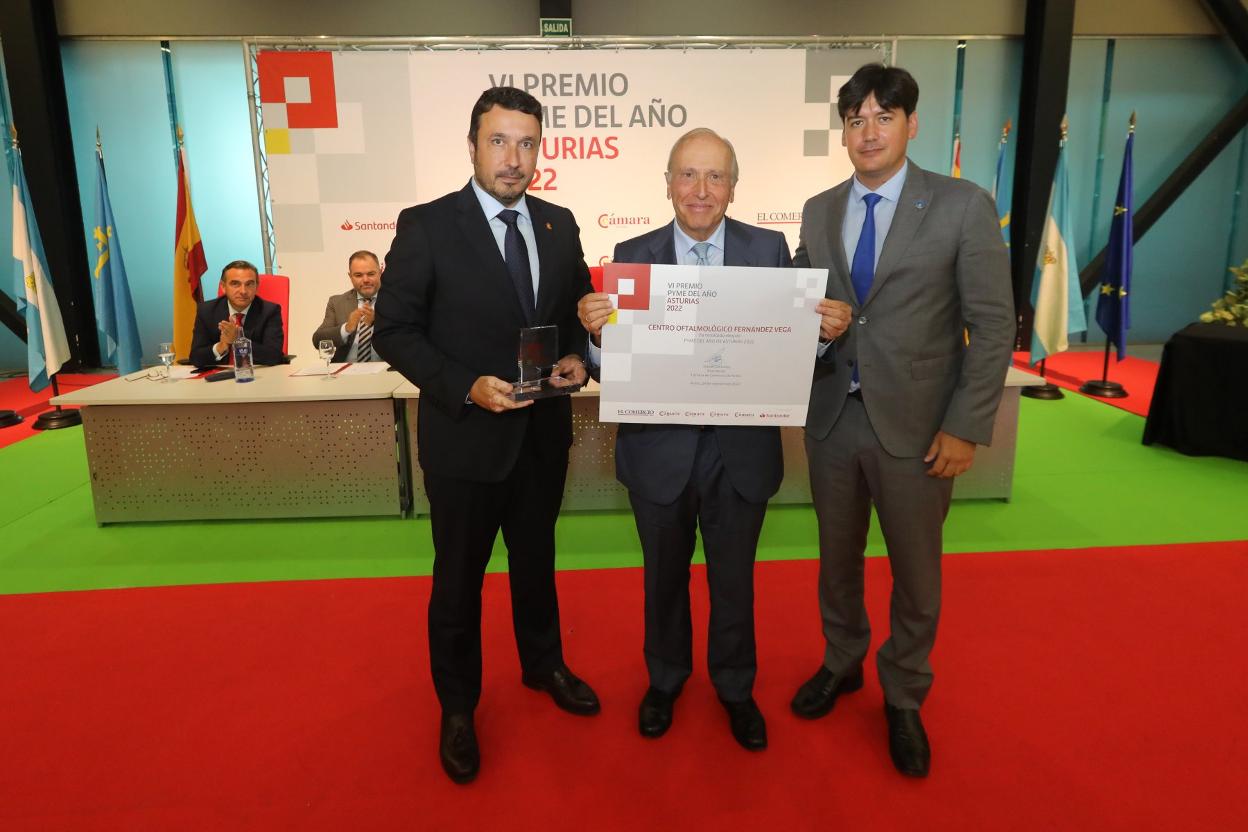 Luis Fernández-Vega, entre Borja Sánchez (a la derecha) y Daniel González. 