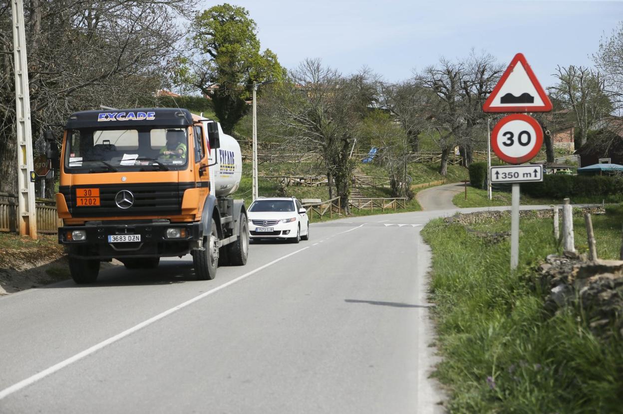 Un camión a su paso por la actual carretera que recorre la localidad de Cayés. 