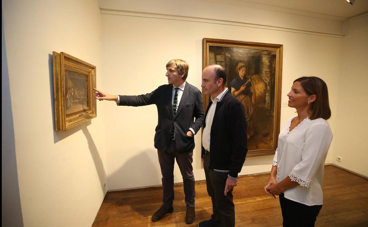 El Director General de Cultura, Pablo León, junto con el Director del Museo de Bellas Artes, Alfonso Palacios, y la responsable del departamento de educación del museo, Cristina Heredia