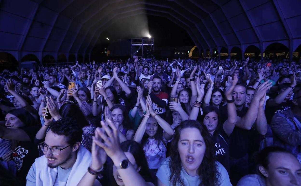 Público asturiano disfrutando de uno de los conciertos de San Mateo en el recinto de La Ería 