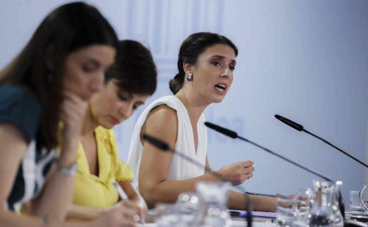 La ministra Irene Montero participa en una rueda de prensa en Moncloa.