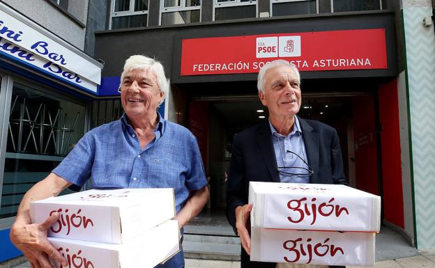 Los promotores de Gijón con las firmas, antes de hacer el recuento.