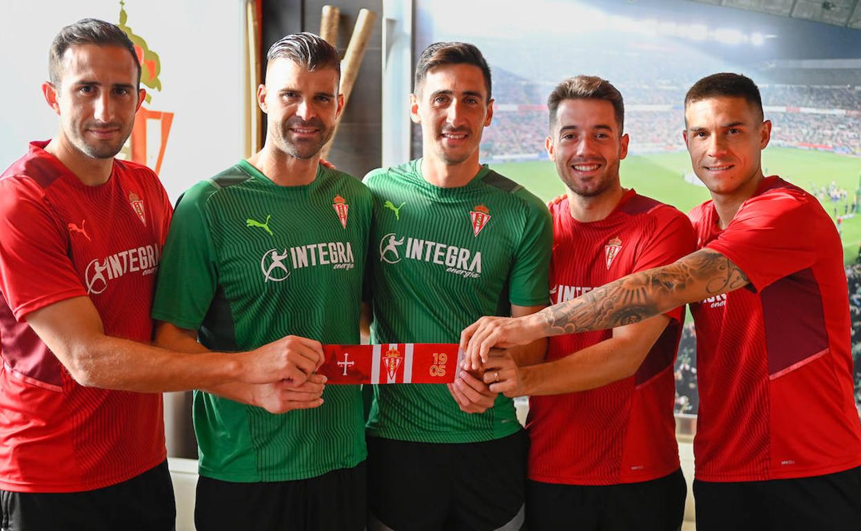 Izquierdoz, Cuéllar, Mariño, Jony y Djuka, con el brazalete de capitán de esta temporada.