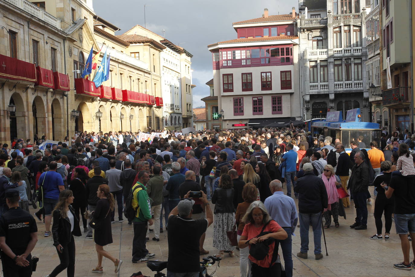 Fotos: Cientos de personas protestan contra el modelo de fiestas de San Mateo