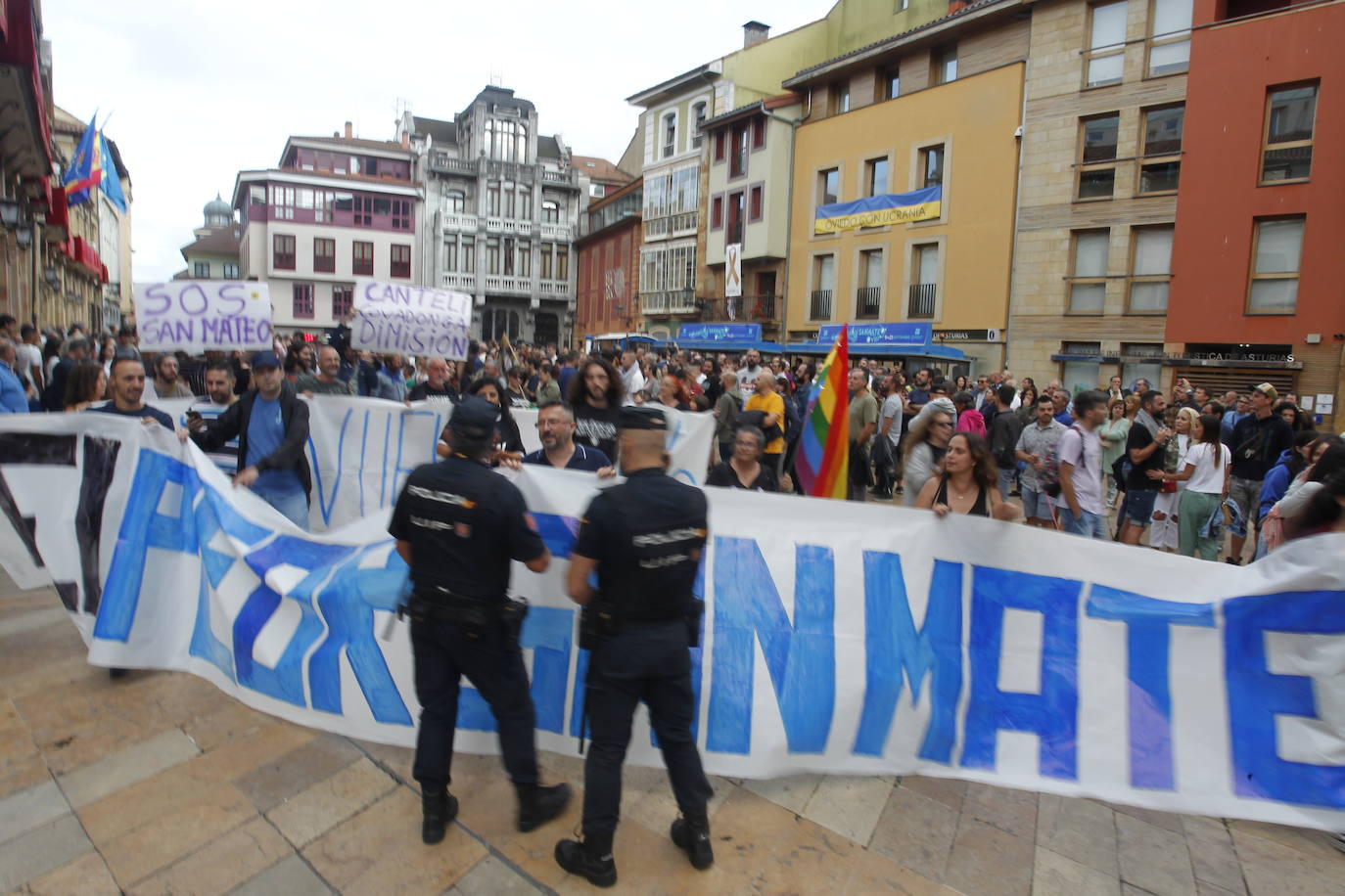 Fotos: Cientos de personas protestan contra el modelo de fiestas de San Mateo