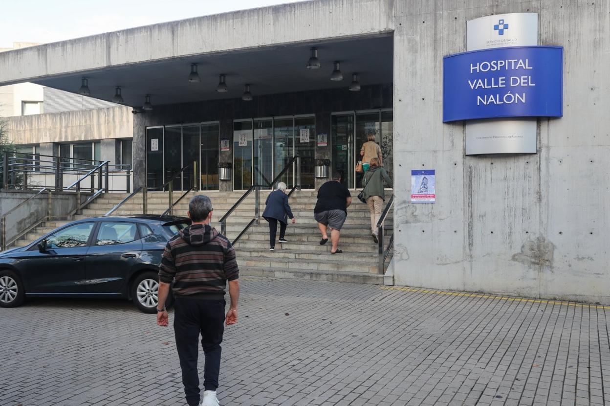 Familiares de pacientes acceden al Hospital del Nalón. 