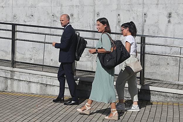 La comisión judicial sale de las dependencias hospitalarias tras tomar declaración al anciano acusado de matar a su compañero.