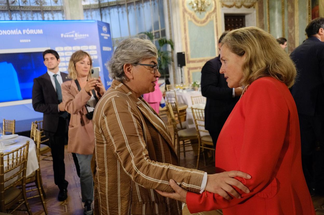 La alcaldesa de Gijón, en Madrid ayer con Nadia Calviño, en un desayuno informativo organizado por Nueva Economía Fórum. 