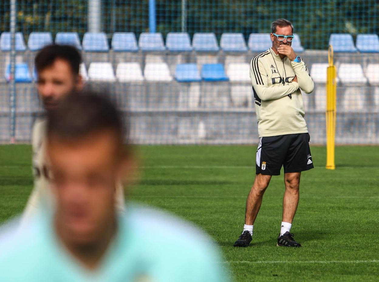 Bolo observa el trabajo de los suyos durante la sesión. 