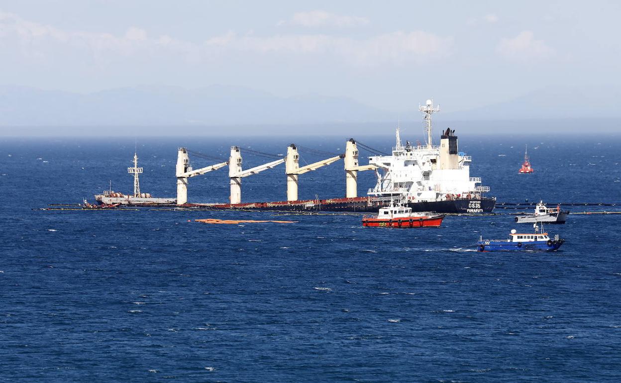 Operaciones de hundimiento controlado del carguero siniestrado en Gibraltar.