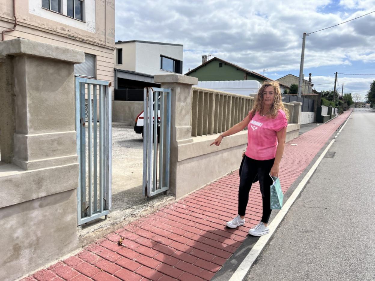 Graciela Velasco indica por dónde discurre el carril bici. 