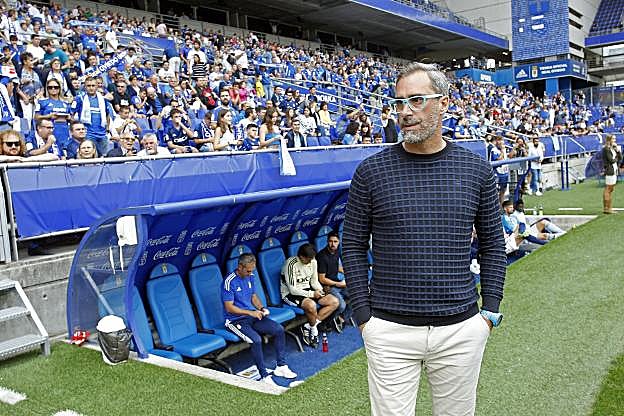 Bolo, antes del comienzo del partido, a pie de campo. 