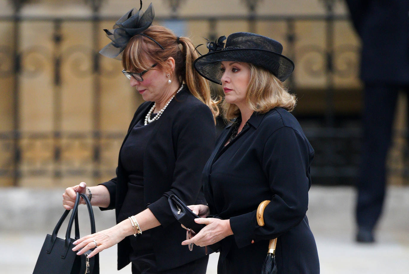 Penny Mordaunt, líder de la Casa de los Comunes, y su acompañante.