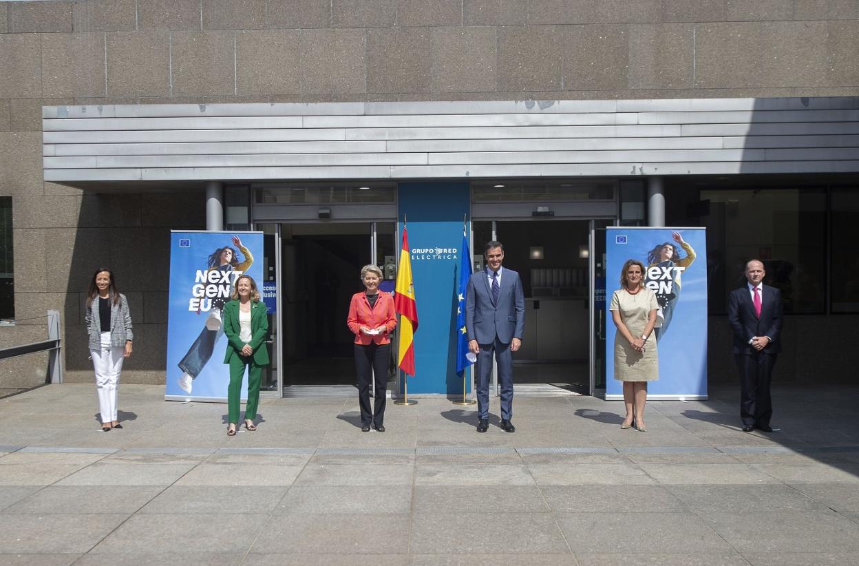 La vicepresidenta económica, Nadia Calviño; la presidenta de la Comisión Europea, Ursula von der Leyen; el presidente del Gobierno, Pedro Sánchez, y la vicepresidenta tercera, Teresa Ribera, en Madrid, tras reunirse el verano pasado. 