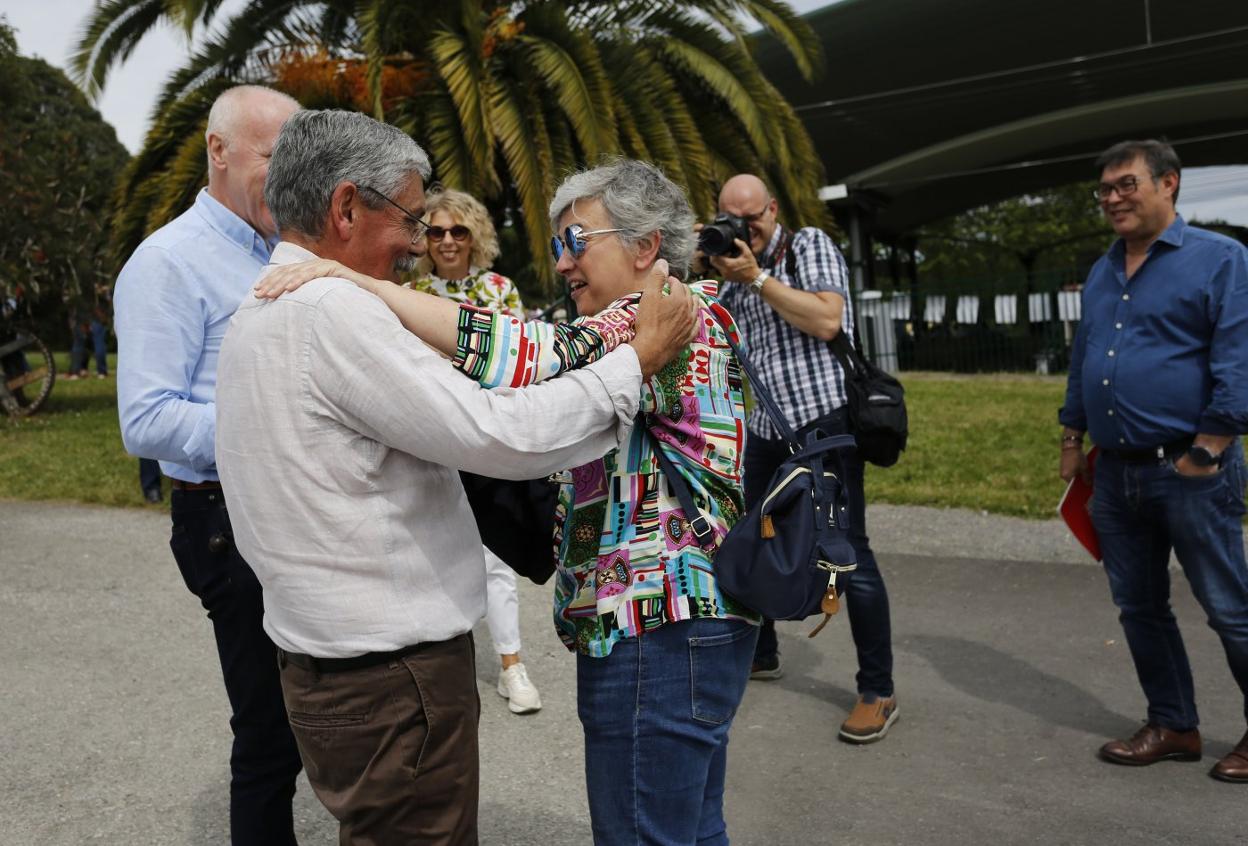 'Floro' se saluda efusivamente con Ana González en presencia de Faustino Blanco, en 2019, en la fiesta anual de Proyecto Hombre.