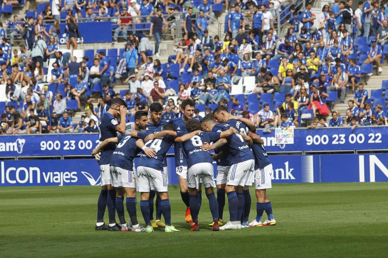 Los jugadores azules se conjuran al comienzo del partido ante el Ibiza de la última jornada. 