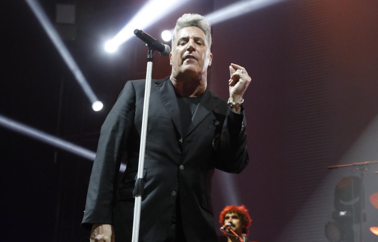 Loquillo, ayer, durante un momento de su concierto en la carpa de La Ería. 