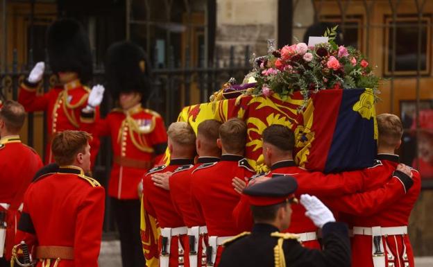 El féretro con los restos de Isabel II llegan a la Abadía de Westminster