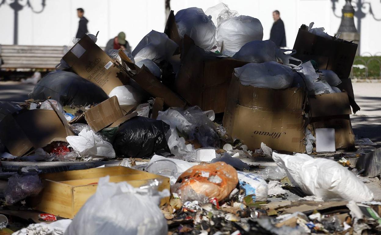 Un profesor se encuentra a un ex alumno hurgando en la basura 