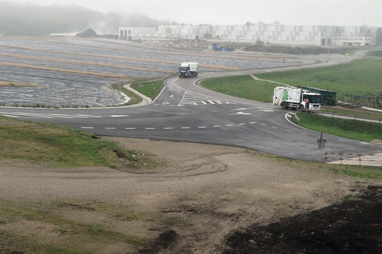 Dos camiones circulan por la planta de Cogersa en Serín. 