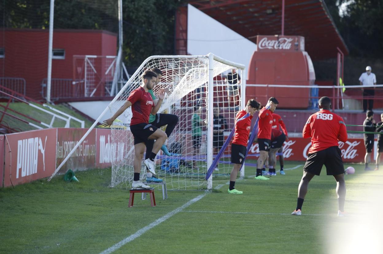 Jony, en primer término, volvió ayer a entrenar con sus compañeros después de un mes de trabajo de recuperación individual. 