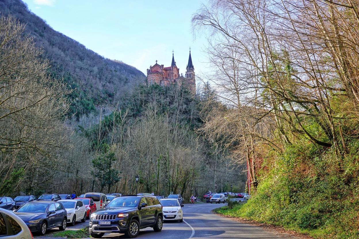 Retenciones de tráfico en el acceso a Covadonga y los Lagos. 