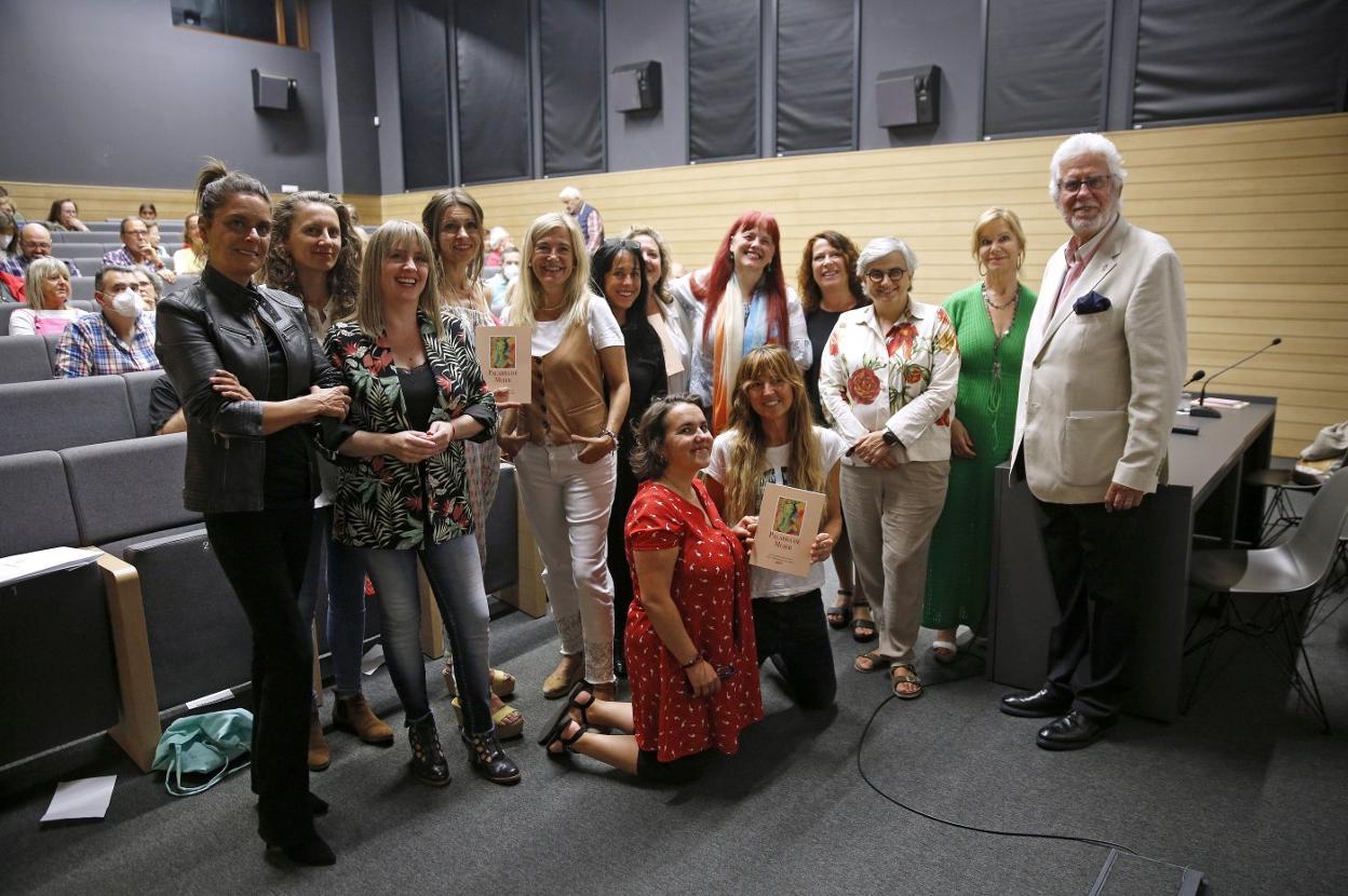 De pie, Leticia Sierra, Carolina Sarmiento, Verónica García-Peña, Rosa Valle, Rocío Menéndez, Laura Iglesia, Carmen Cabeza, Laura Castañón, Pilar Sánchez Vicente, Ana González, Beatriz Rato y Luis Rubio. Agachadas, Leticia Sánchez Ruiz y Carlota Suárez. 