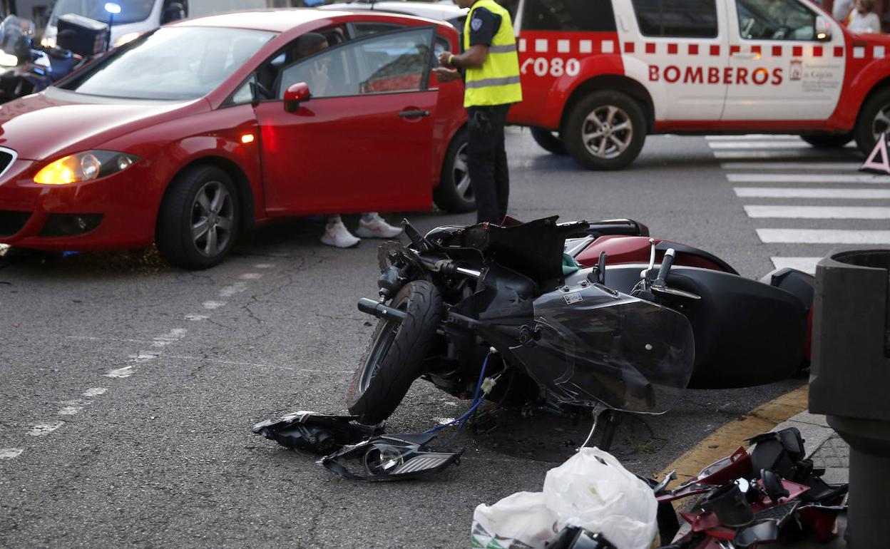 Estado de la moto tras la colisión con un coche en Ramón y Cajal.