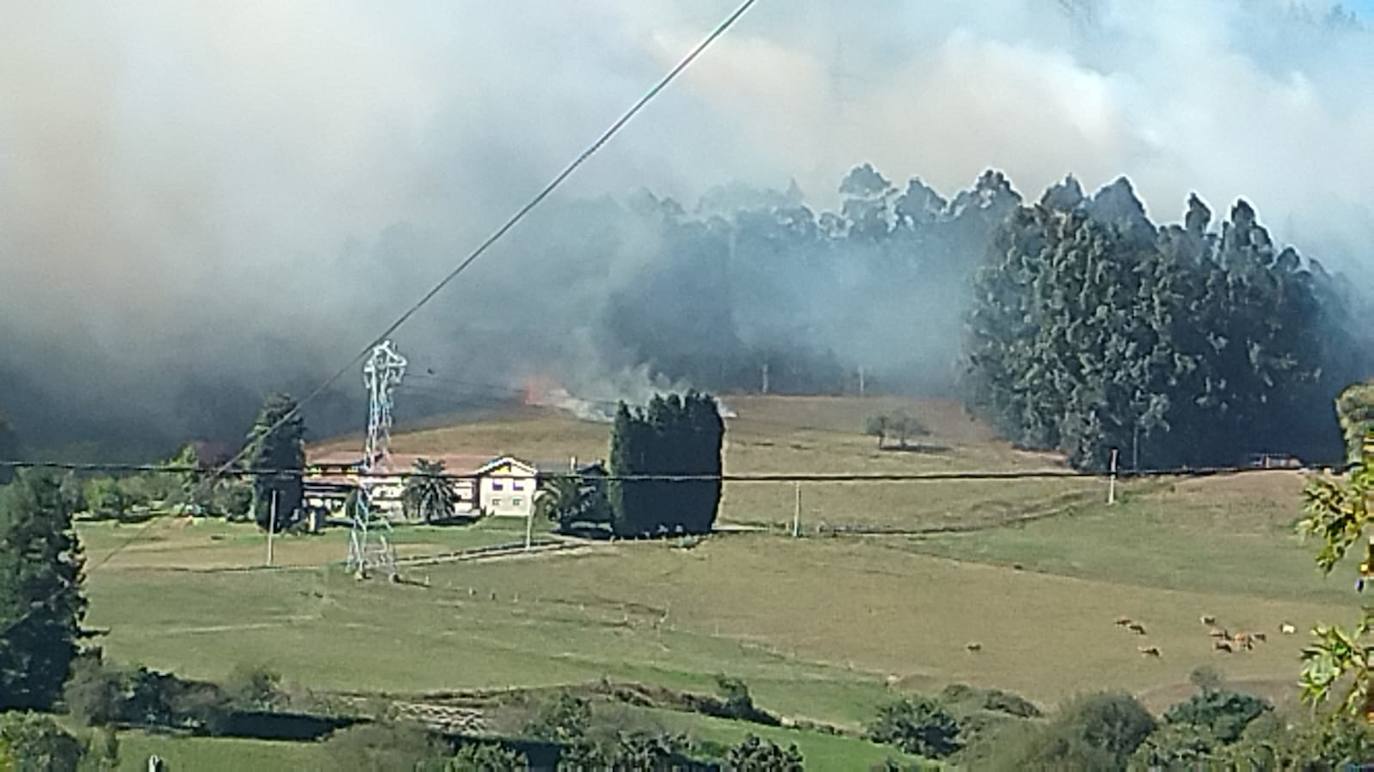 Fotos: Nuevo incendio en el Monte Areo próximo a varias viviendas