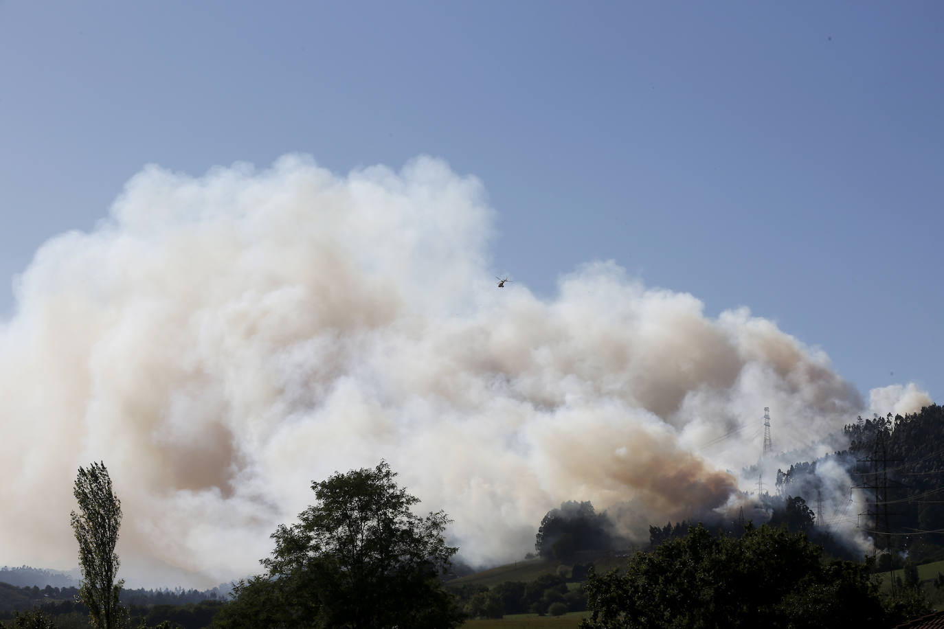 Fotos: Nuevo incendio en el Monte Areo próximo a varias viviendas