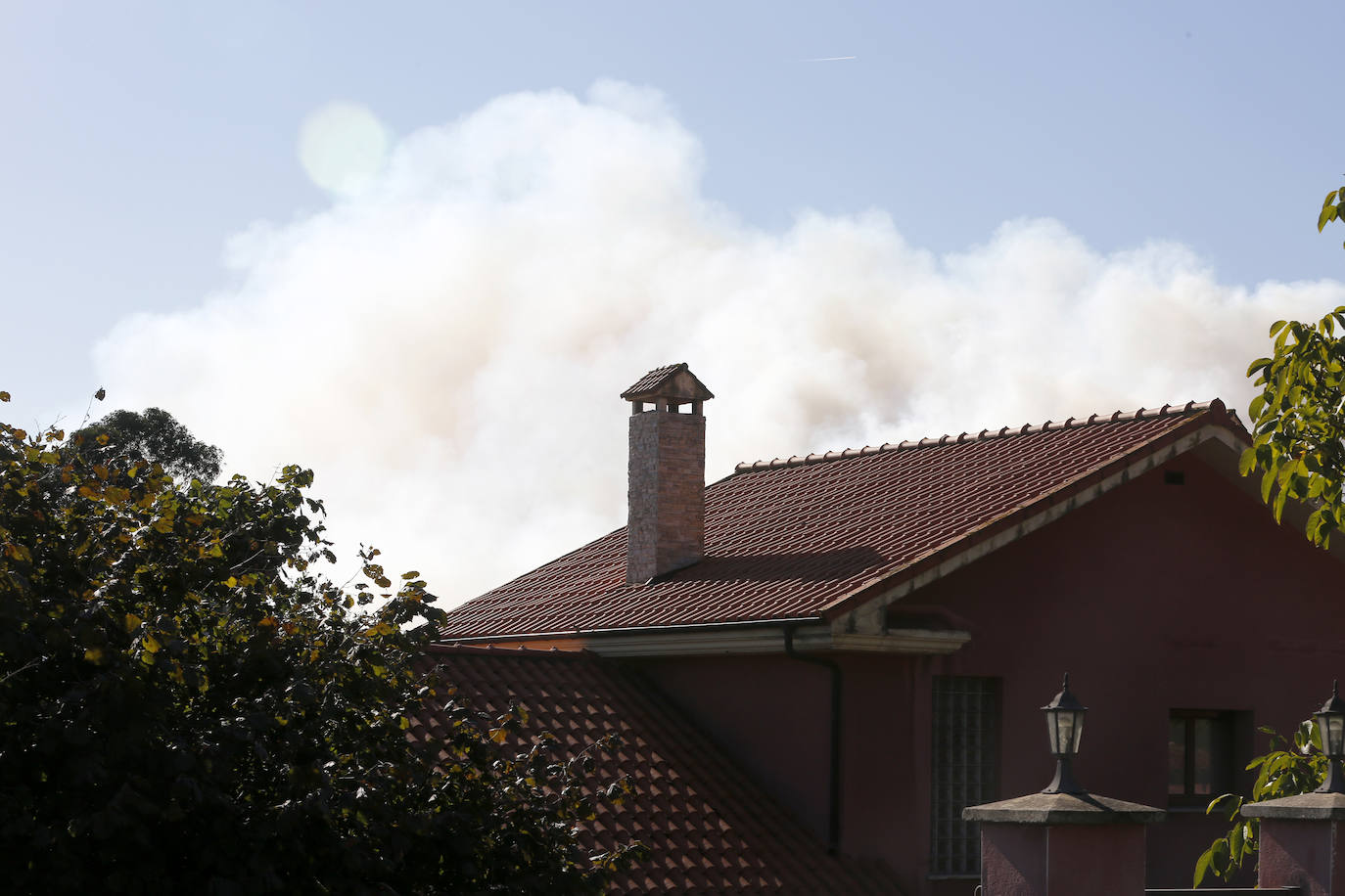 Fotos: Nuevo incendio en el Monte Areo próximo a varias viviendas