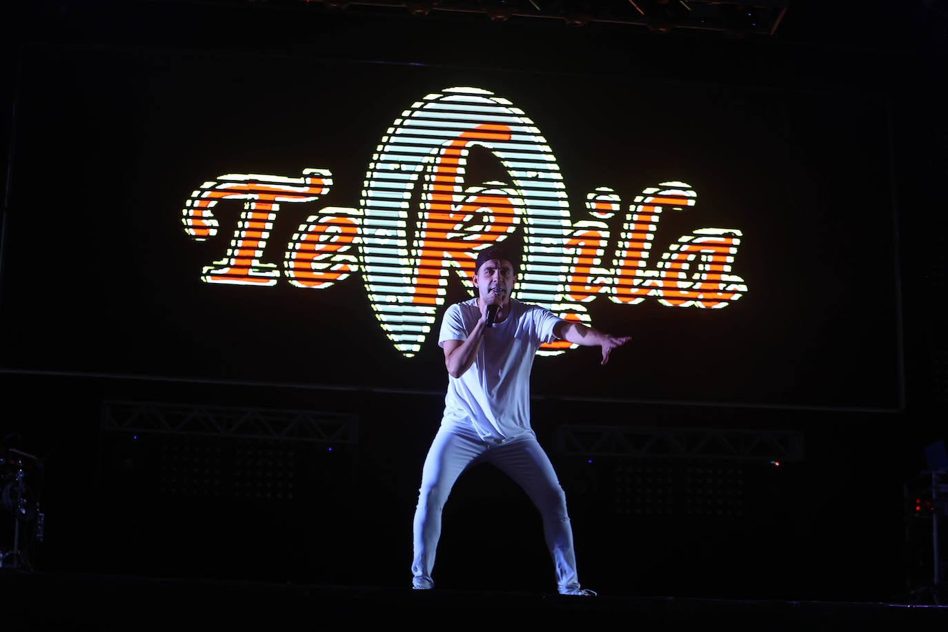 Fotos: Una última noche de conciertos para todos los estilos en Oviedo