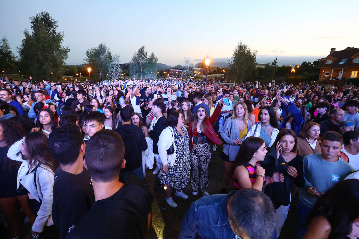 Fotos: Una última noche de conciertos para todos los estilos en Oviedo