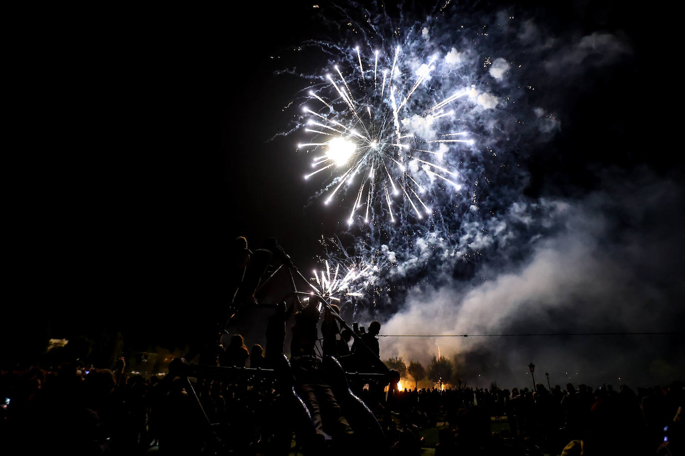 Fotos: Fuegos para una multitud en San Mateo