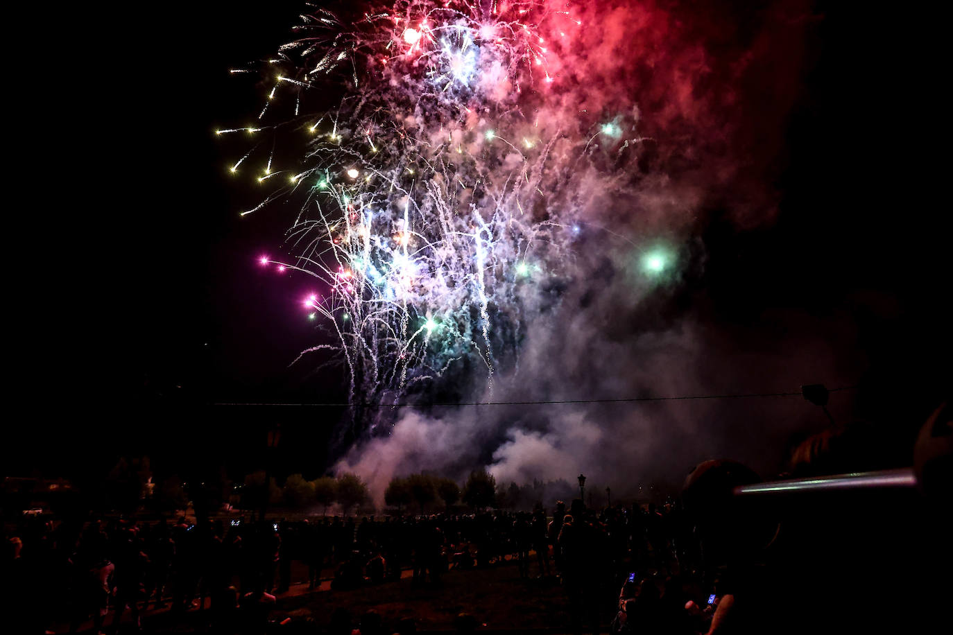 Fotos: Fuegos para una multitud en San Mateo