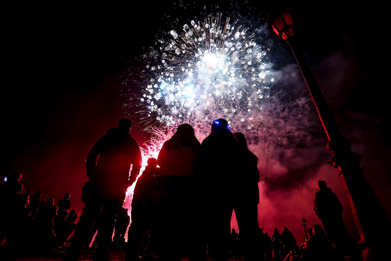 Fotos: Fuegos para una multitud en San Mateo