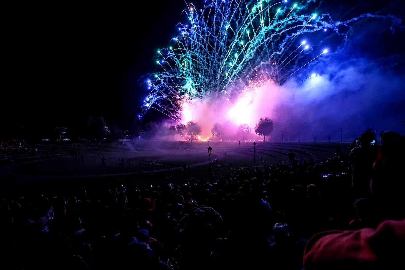 Fotos: Fuegos para una multitud en San Mateo