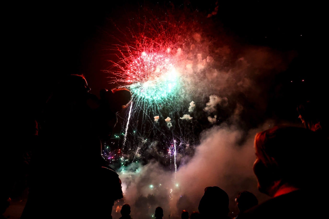 Fotos: Fuegos para una multitud en San Mateo