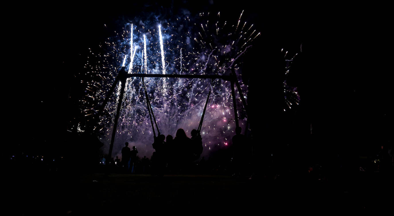 Fotos: Fuegos para una multitud en San Mateo