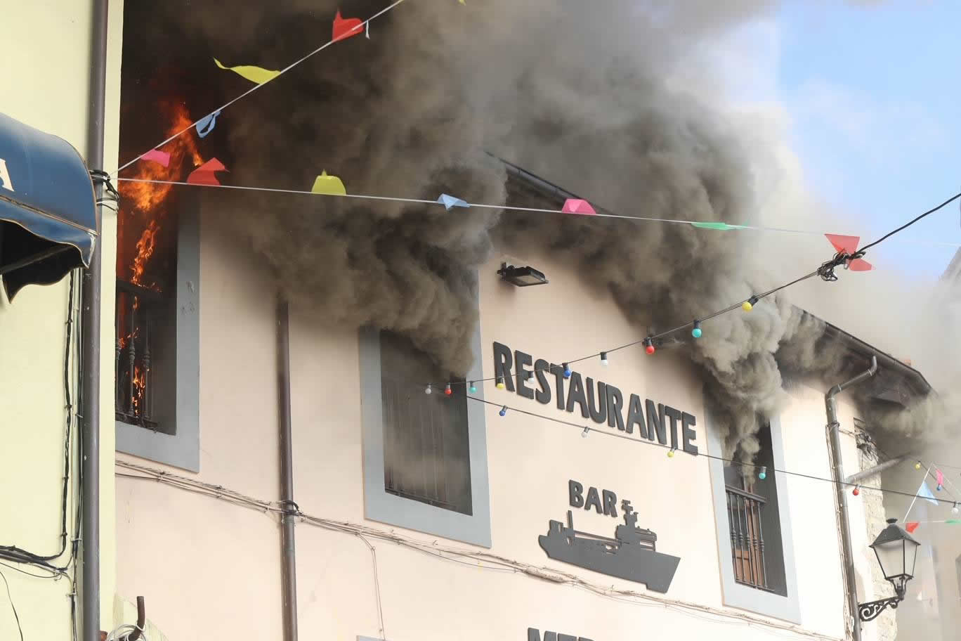 Fotos: Espectacular incendio en Cimadevilla