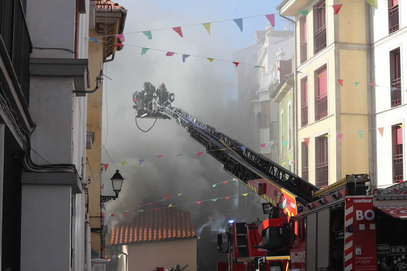 Fotos: Espectacular incendio en Cimadevilla