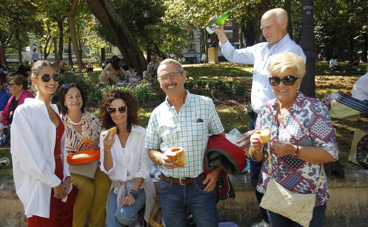 Varias personas disfrutan del tradicional bollo. 