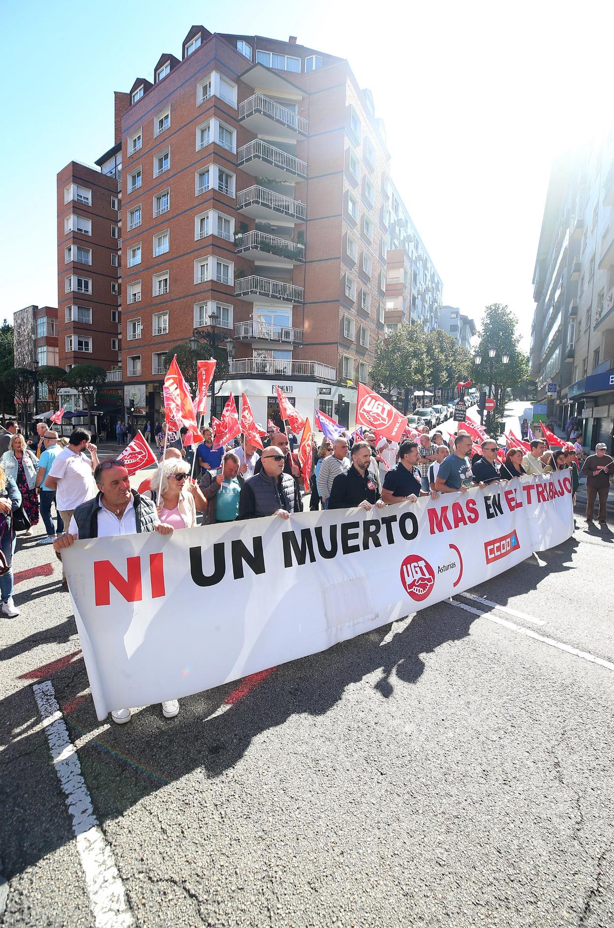 Trabajadores y representantes sindicales, ayer, en Oviedo. 