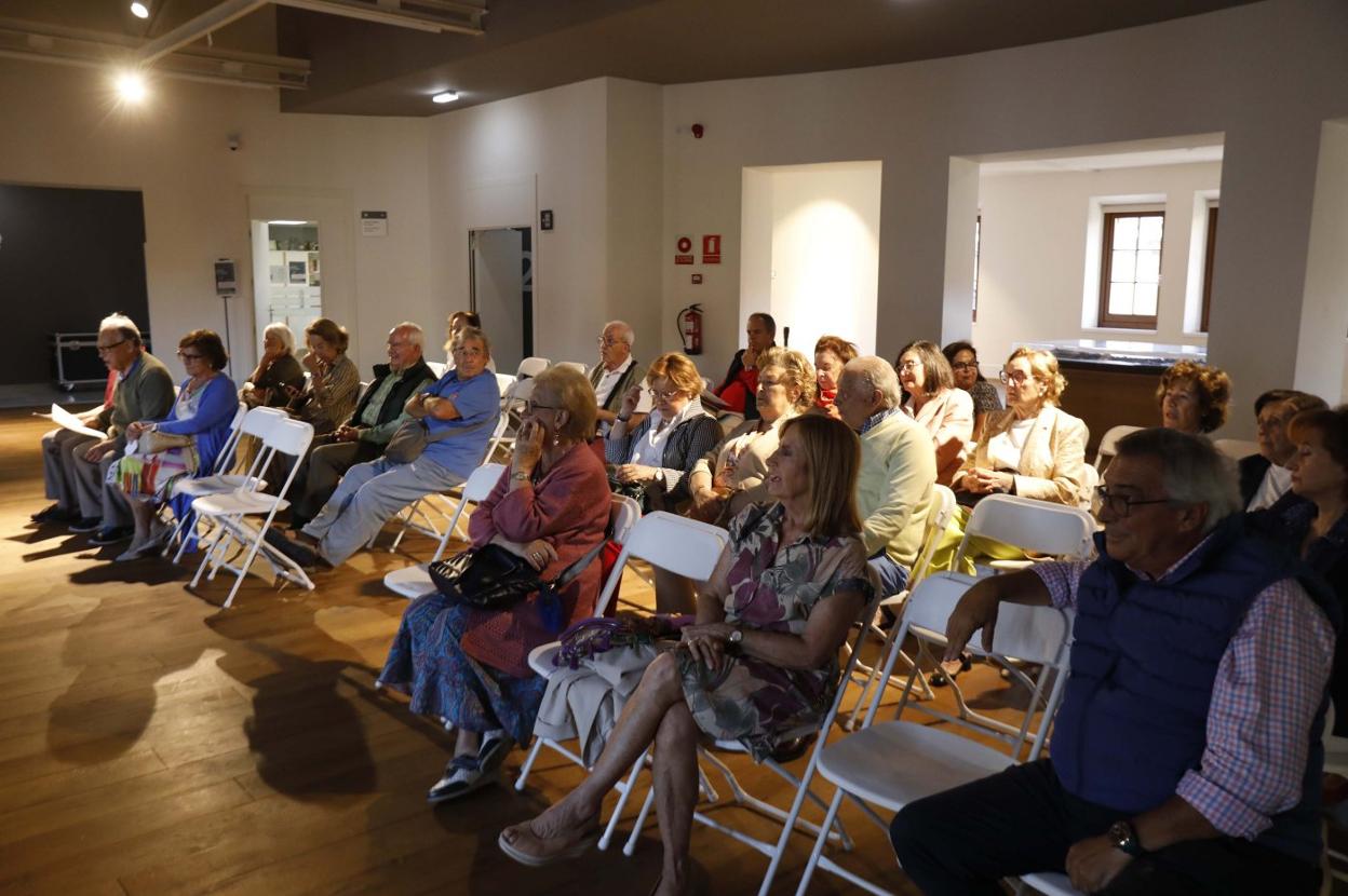 Asistentes a la asamblea extraordinaria del Ateneo Jovellanos. A la derecha, en primera fila, Álvaro Muñiz. 